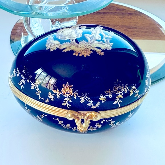 Limoges Cobalt Blue 22k Gilt Porcelain Egg Trinket Box Courting Couple Proposal - Picture 11 of 11